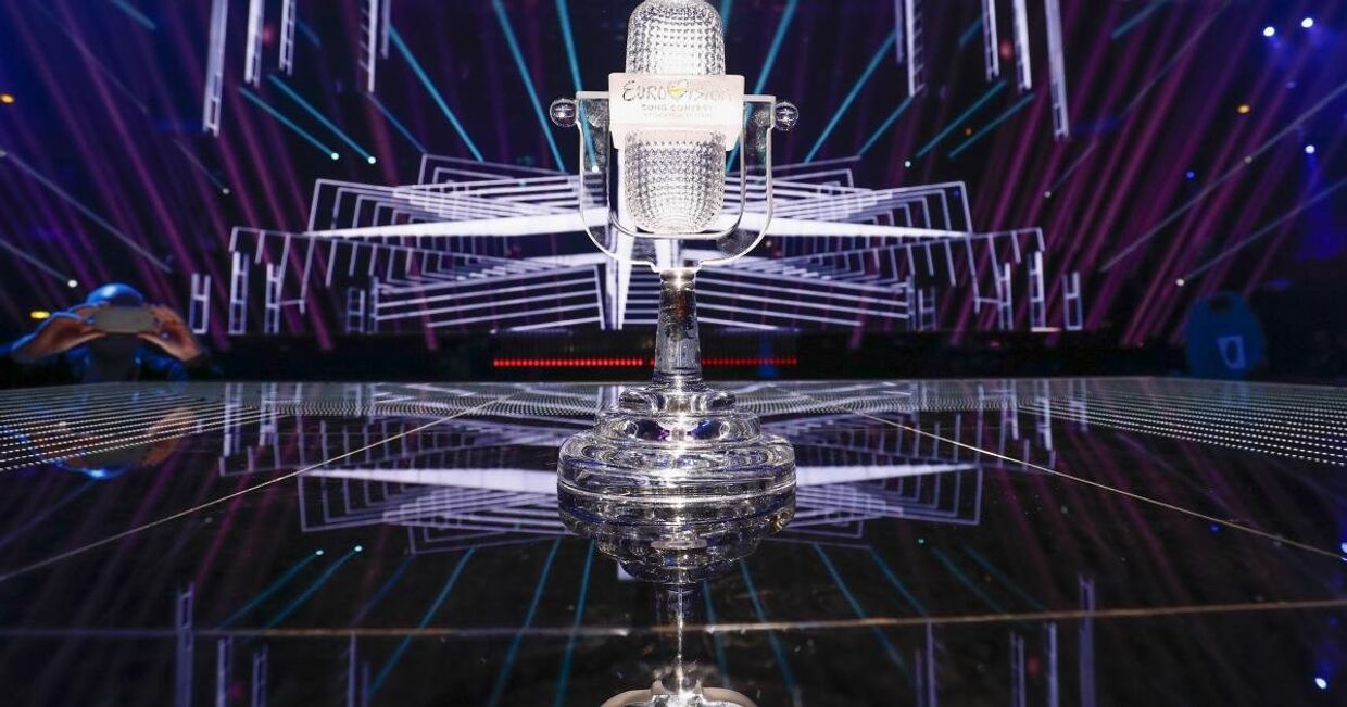 Главный приз конкурса Евровидение - хрустальный микрофон