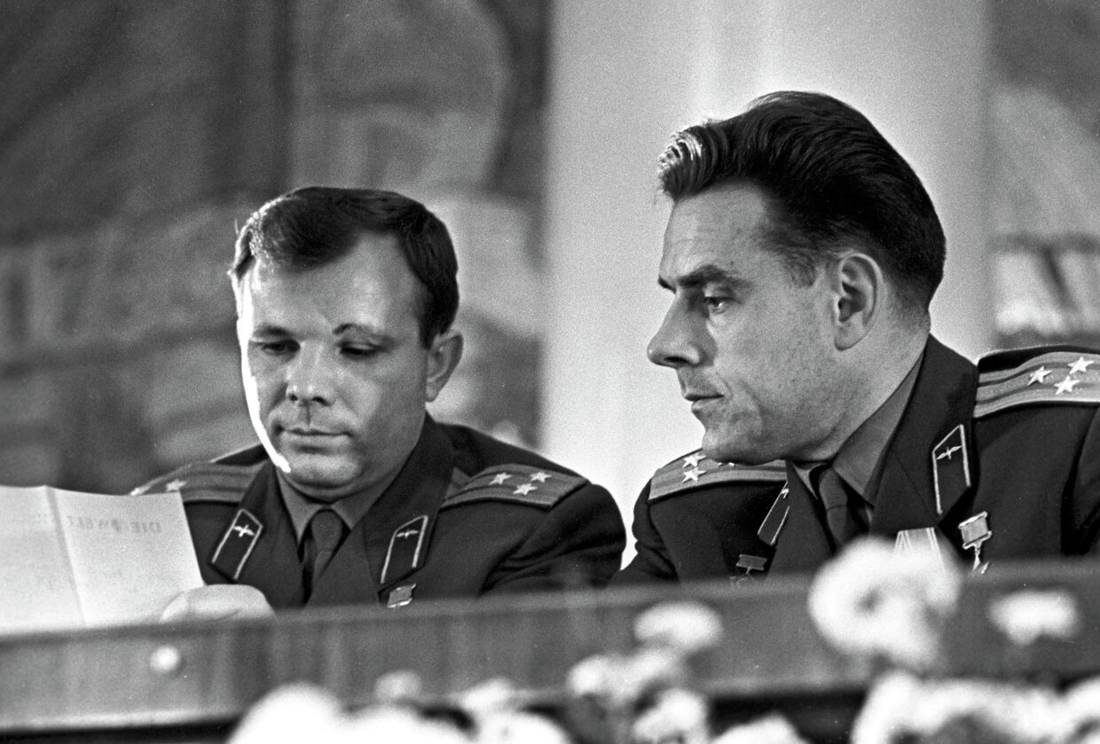 Советские космонавты Юрий Гагарин и Владимир Комаров на пресс-конференции в МГУ