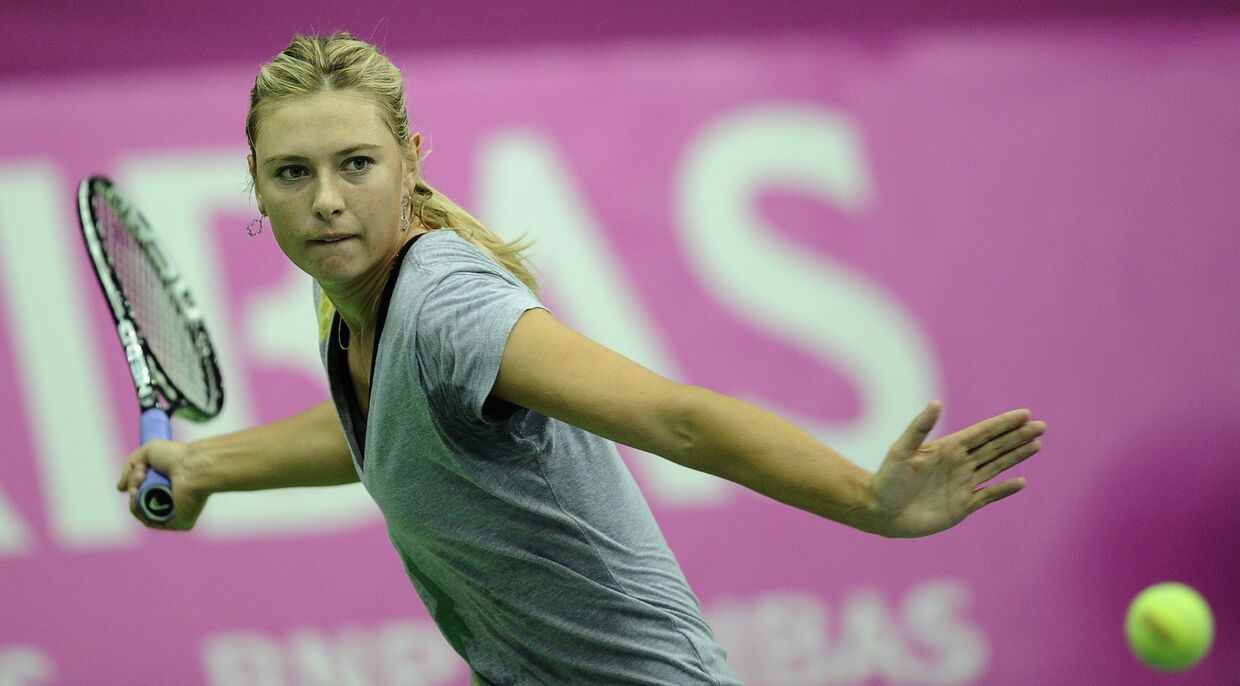 Российская теннисистка Мария Шарапова тренируется в СК Олимпийский