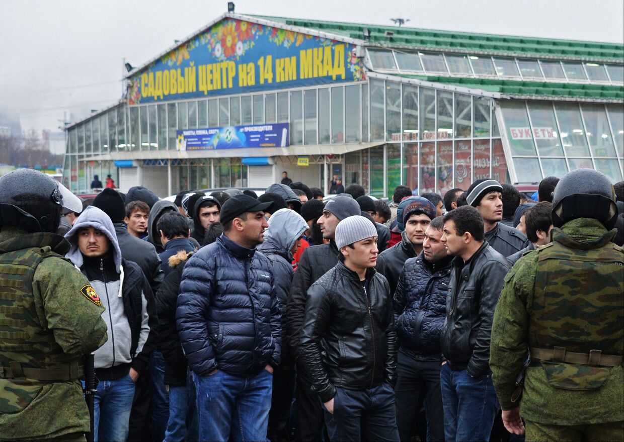Сотрудники полиции проверяют документы у граждан на территории торгового центра Садовод в Москве