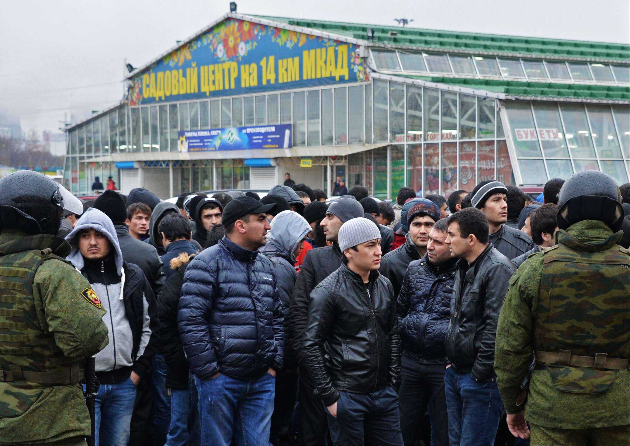Таджики покидают страну. Рынок Садовод мигранты. Рынок Садовод в Москве мигранты. Мигранты на рынке. Толпа мигрантов в России.
