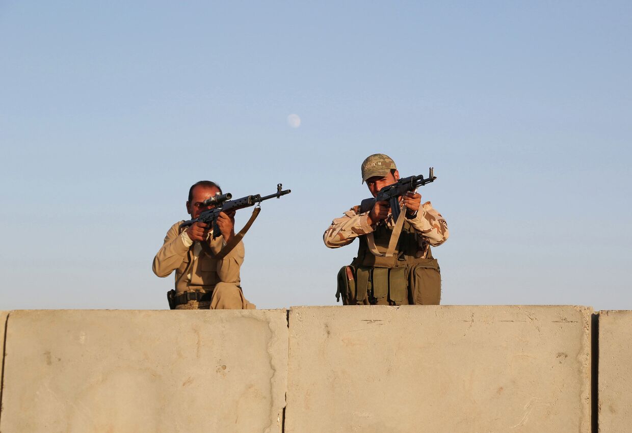Курдские боевики Пешмерга во время авиаудара по силам Исламского государства возле города Эрбиль на севере Ирака
