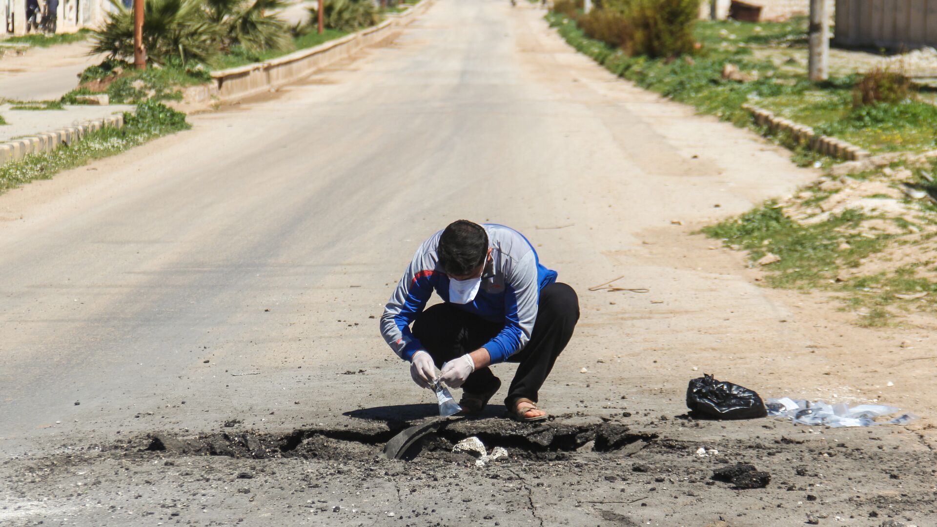 Сбор образцов почвы после химической атаки в городе Хан-Шейхун, Сирия. 5 апреля 2017 года - ИноСМИ, 1920, 27.04.2017