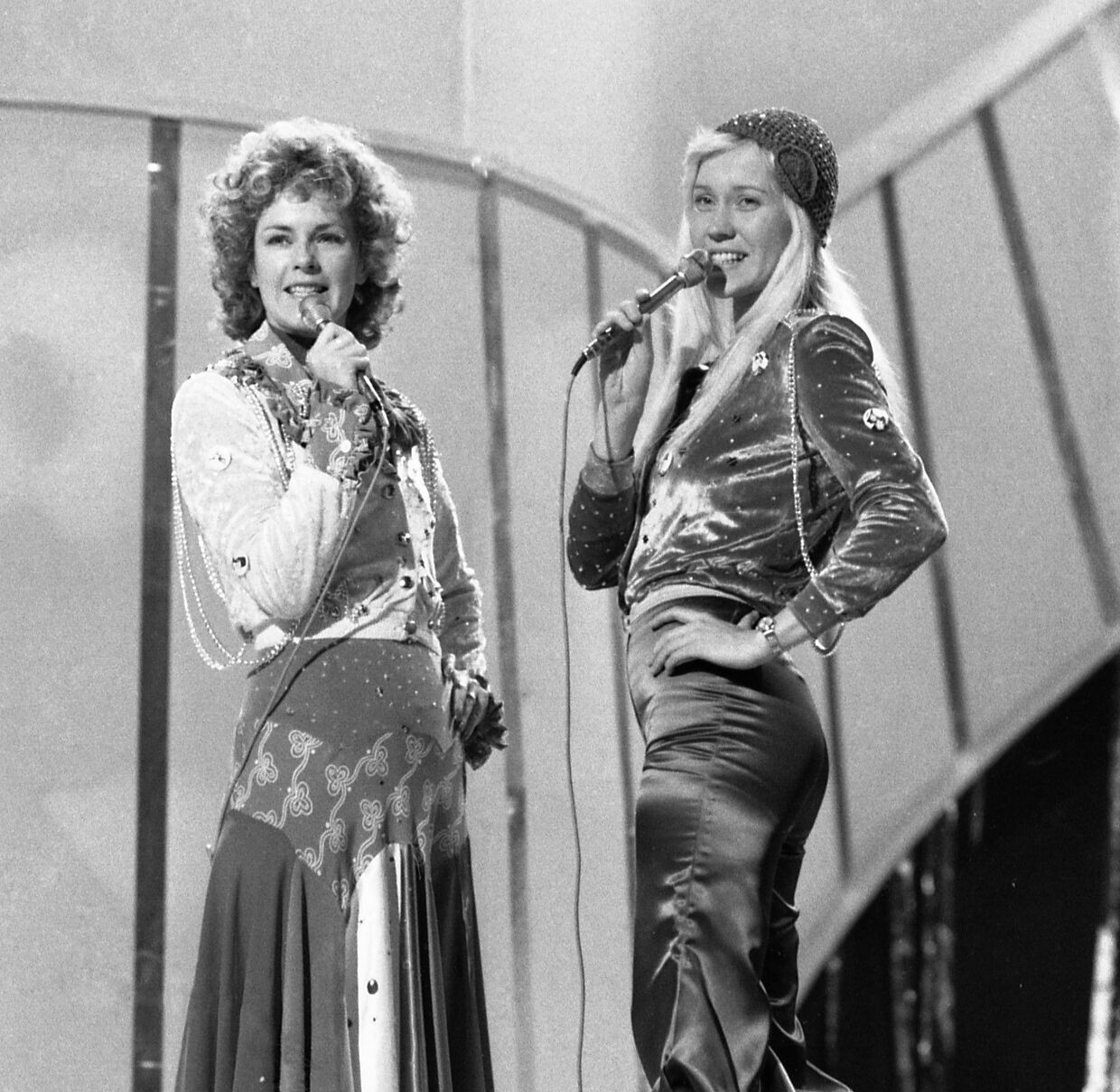 6 апреля 1974 года. Анни-Фрид Лингстад и Агнета Фэльтскуг из шведской группы ABBA на Евровидении 1974 года в Англии