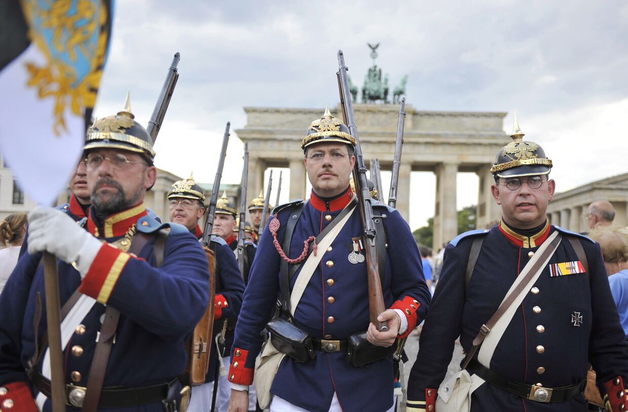 28 августа 2009. Актеры в прусской военной форме в Берлине