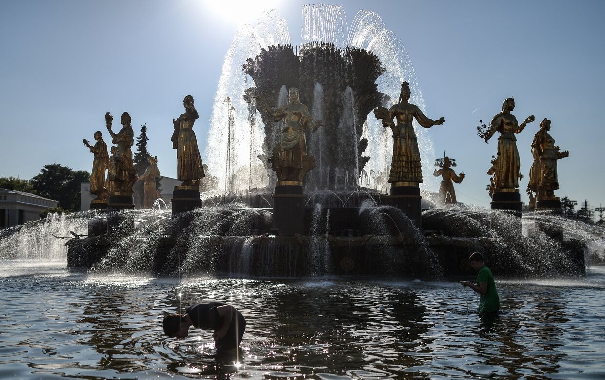 Дети купаются в фонтане Дружба народов на ВДНХ
