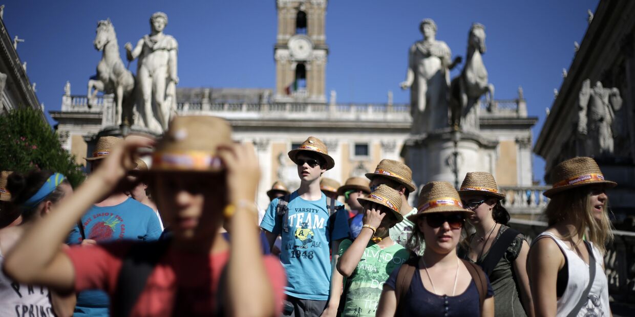 Туристы в римском Капитолии, Италия.