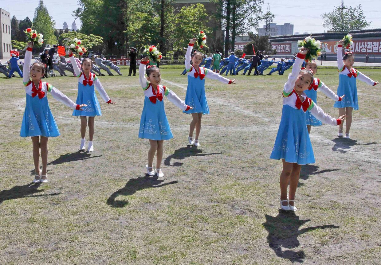 Северокорейские дети принимают участие в торжествах в Пхеньяне, посвященных Дню труда