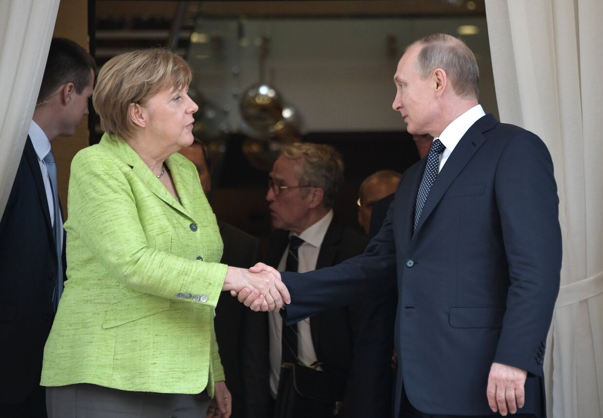 Президент РФ Владимир Путин и федеральный канцлер ФРГ Ангела Меркель в Сочи. 2 мая 2017