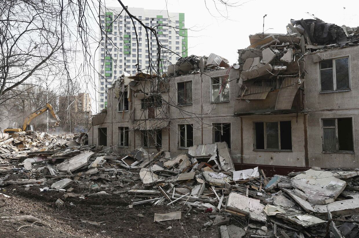 Снос старого здания в Москве