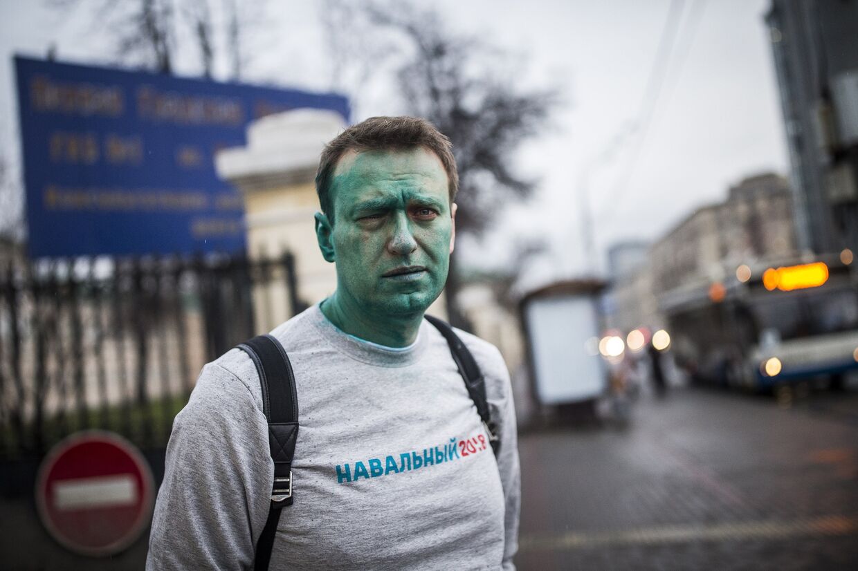 Российский оппозиционер Алексей Навальный после нападения на него неизвестных злоумышленников