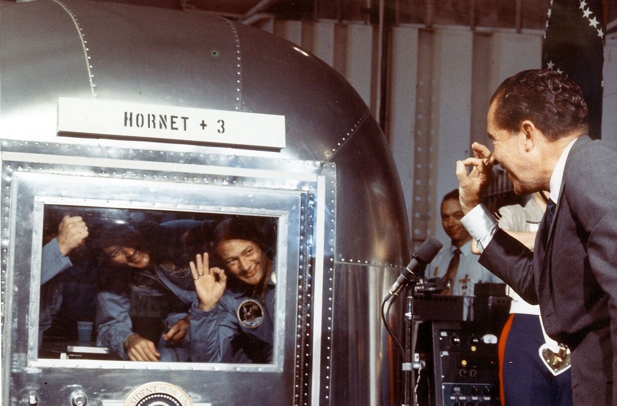 Президент США Ричард Никсон рядом с карантинной камерой где находятся после приземления астронавты проекта Аполлон-11
