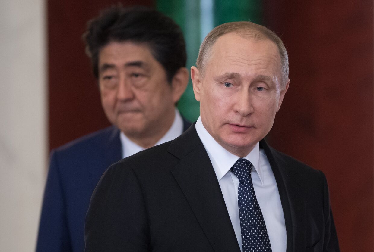 Президент РФ Владимир Путин и премьер-министр Японии Синдзо Абэ во время совместной пресс-конференции по итогам встречи. 27 апреля 2017 года