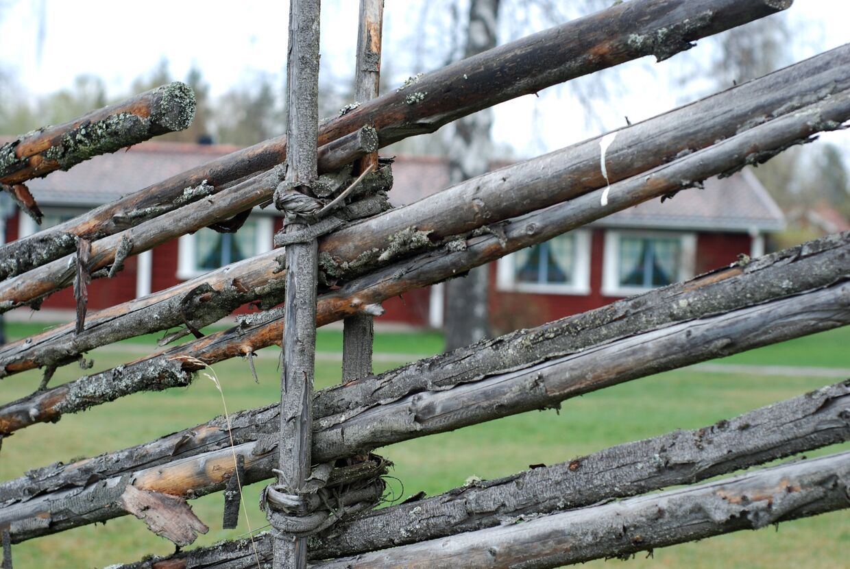 Забор в небольшой деревне в Швеции