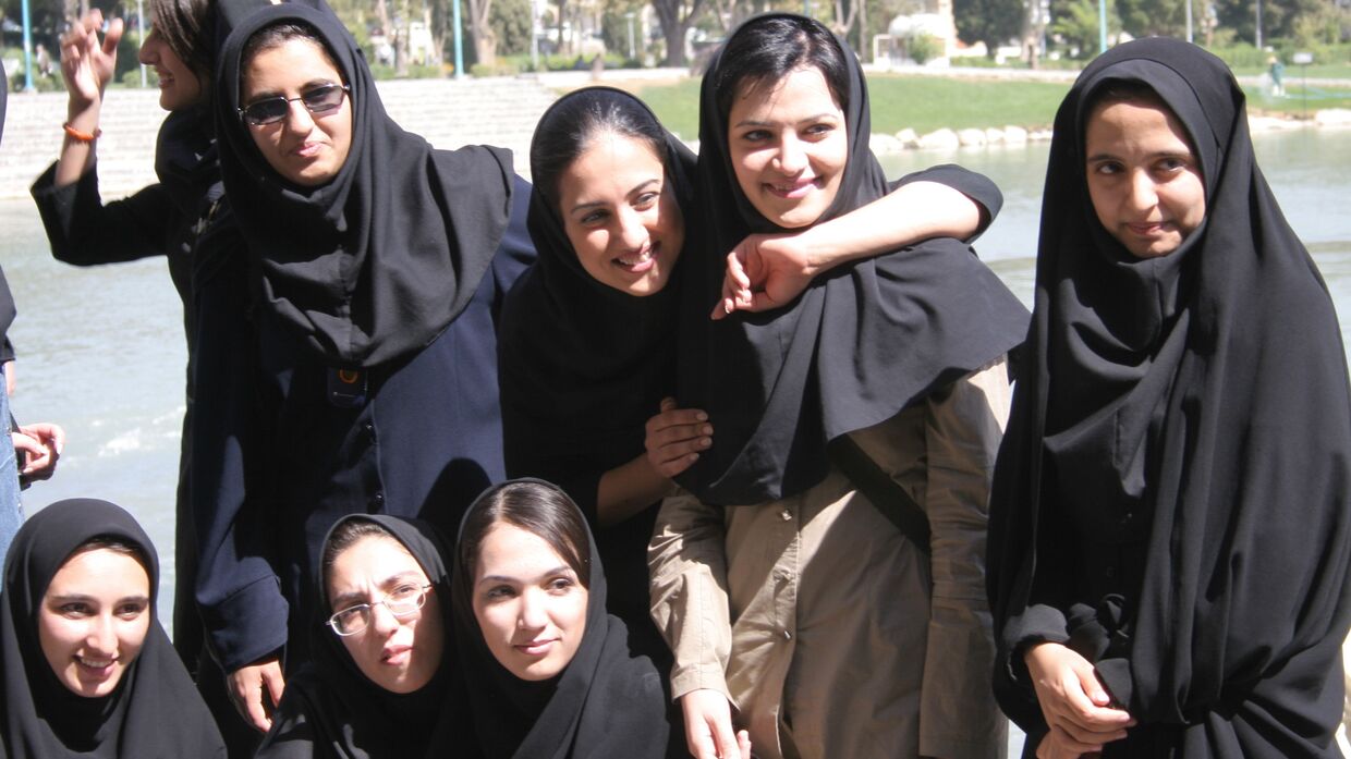 Группа молодых женщин на мосту Хаджу в Исфахане, Иран