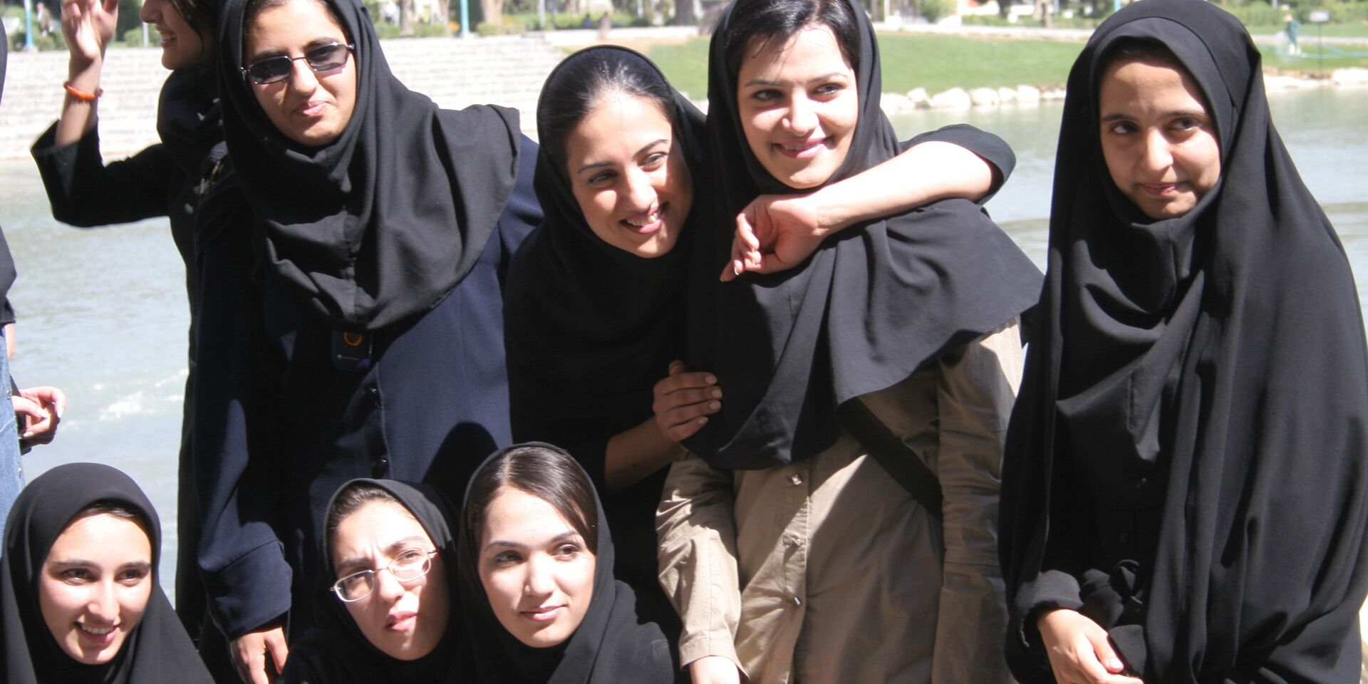 Группа молодых женщин на мосту Хаджу в Исфахане, Иран - ИноСМИ, 1920, 25.12.2022