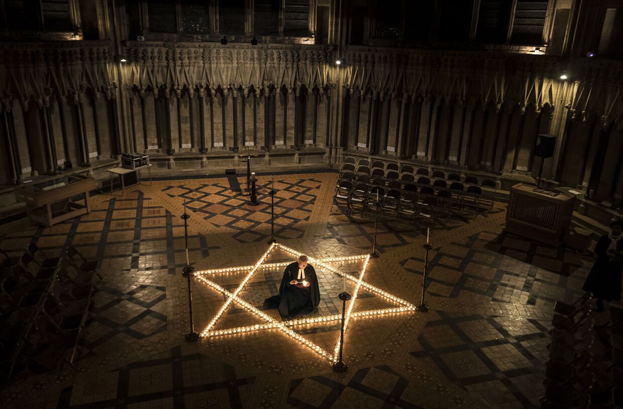 600 свечей в форме звезды Давида, приуроченные к Международному дню памяти жертв Холокоста, Англия