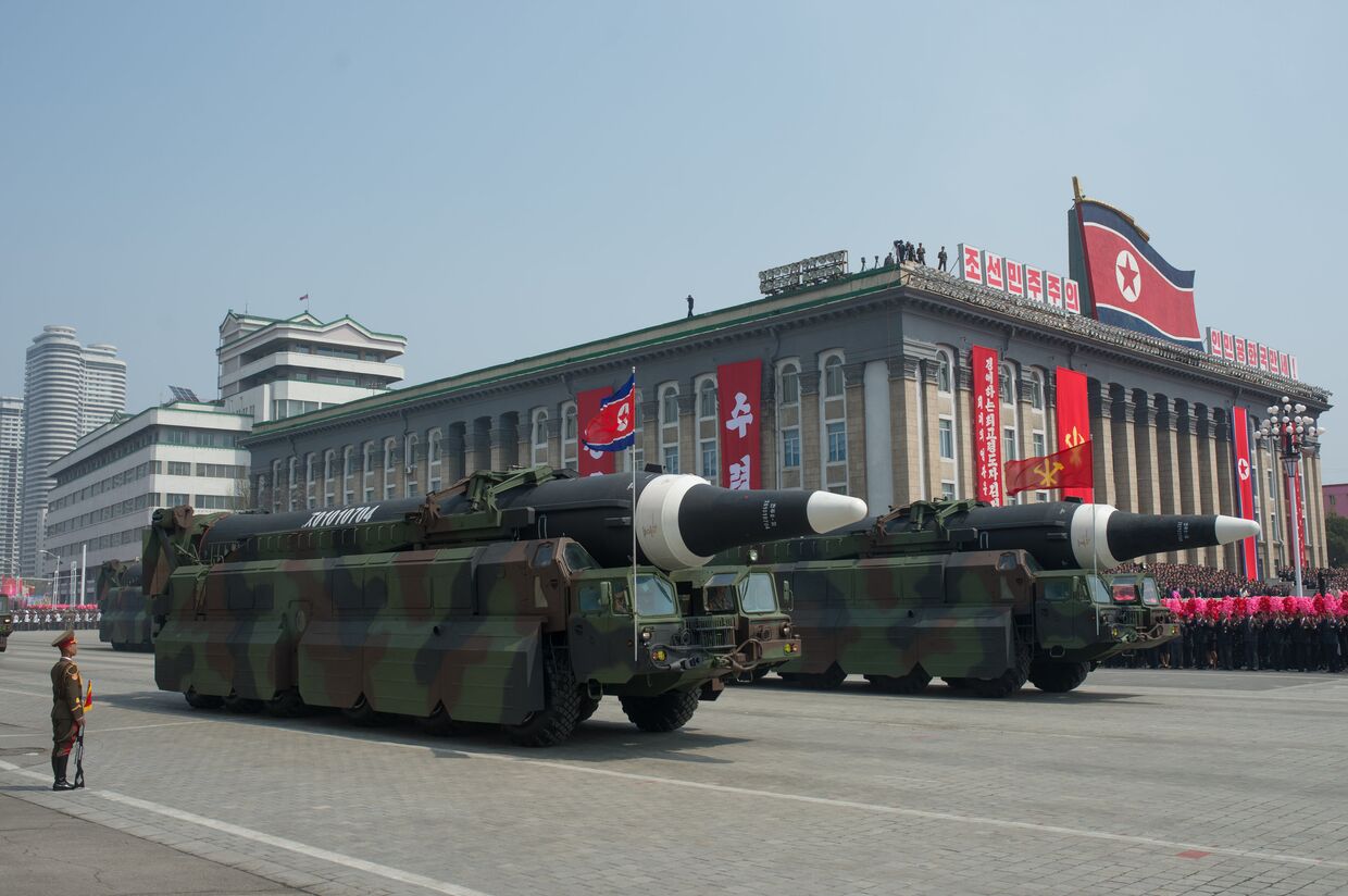 Военная техника во время парада, приуроченного к 105-й годовщине со дня рождения Ким Ир Сена, в КНДР