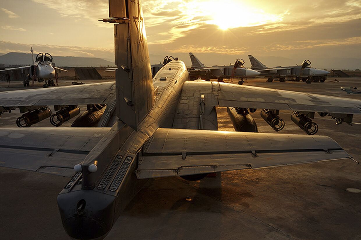 Российские самолеты Су-25 и Су-24 на базе Хмеймим в Сирии