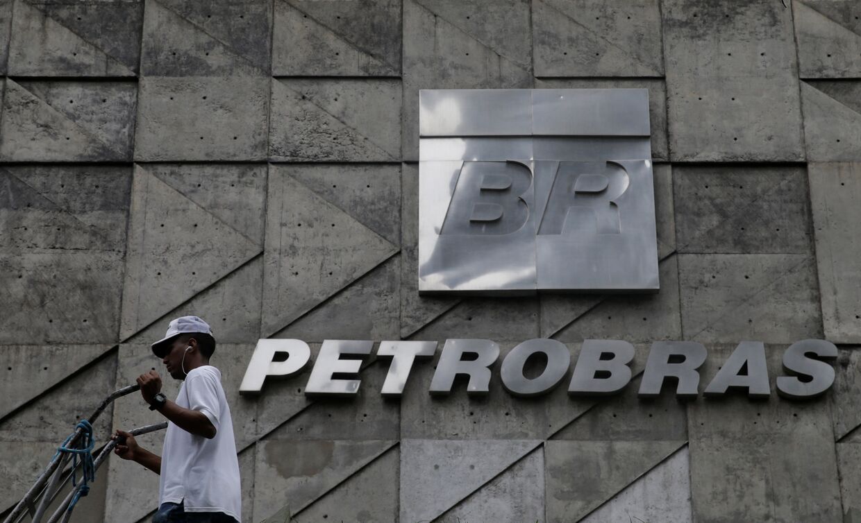 Логотип Petrobras в штаб-квартире нефтяной компании в Рио-де-Жанейро