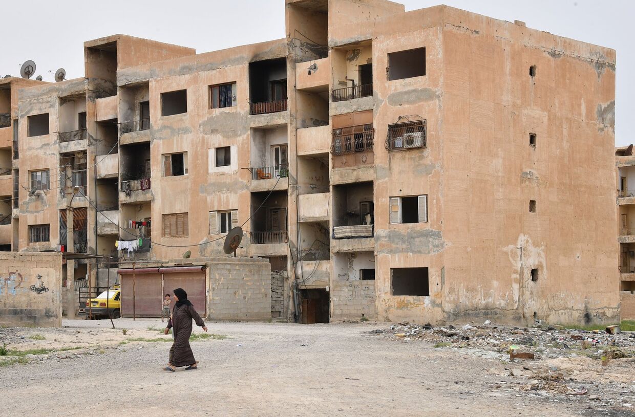 Женщина на улице в сирийском городе Дейр-эз-Зор