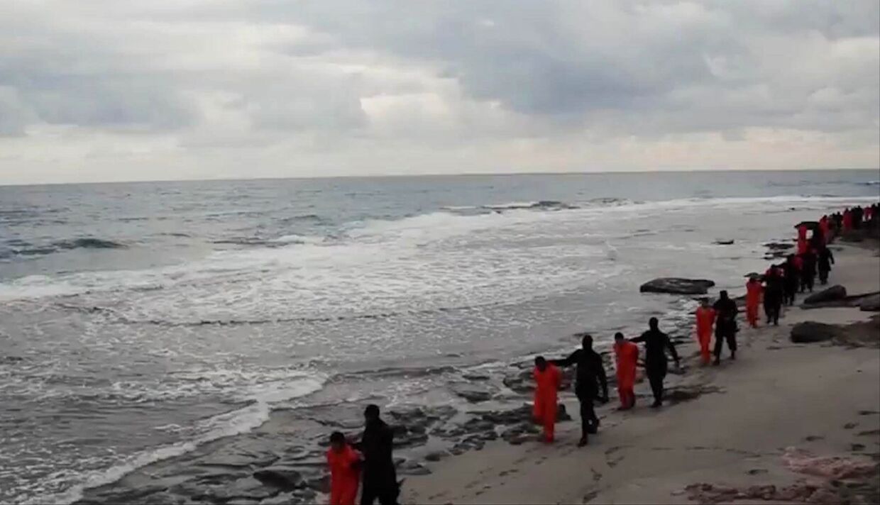 Боевики Исламского Государства (запрещено в РФ) ведут на казнь египетских христиан-коптов в Ливии