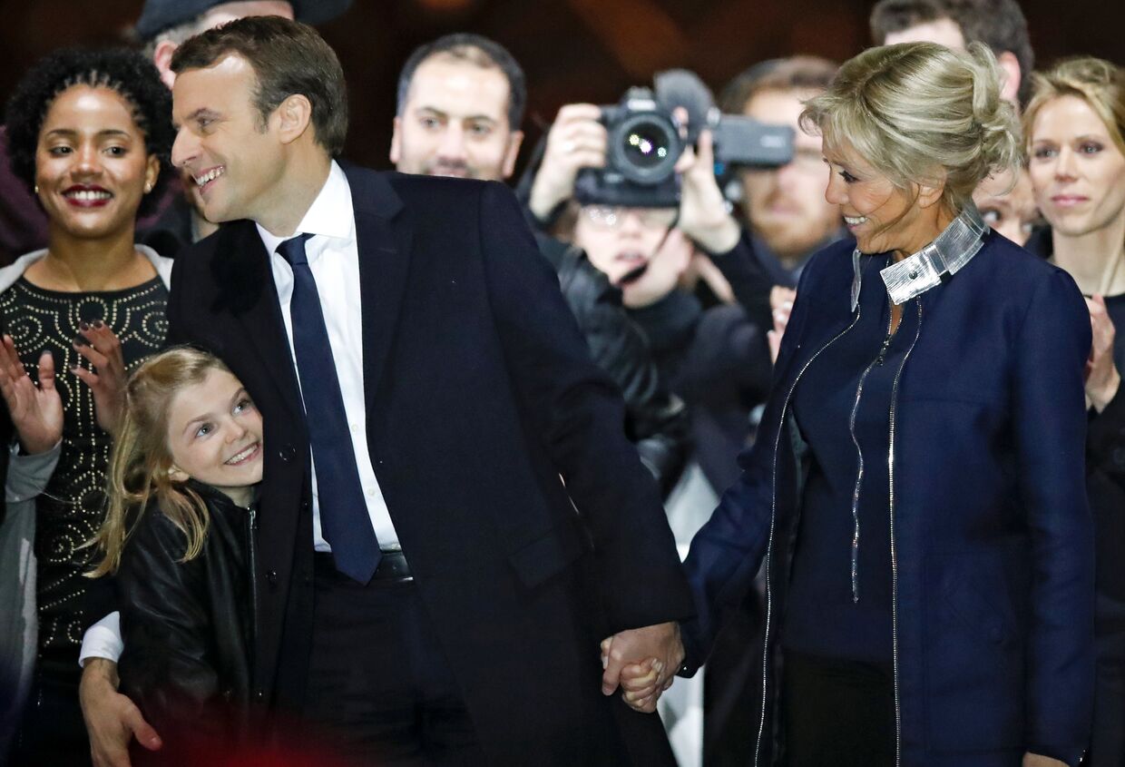 Лидер движения En Marche Эммануель Макрон с женой во время своей победной речи перед Лувром в Париже