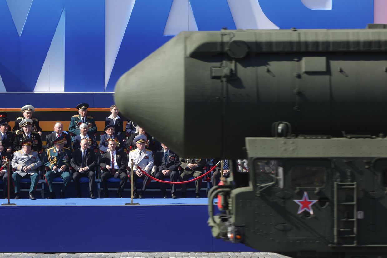 Президент России Владимир Путин (третий слева), председатель правительства РФ Дмитрий Медведев (второй справа) и министр обороны РФ Сергей Шойгу (второй слева) на военном параде на Красной площади