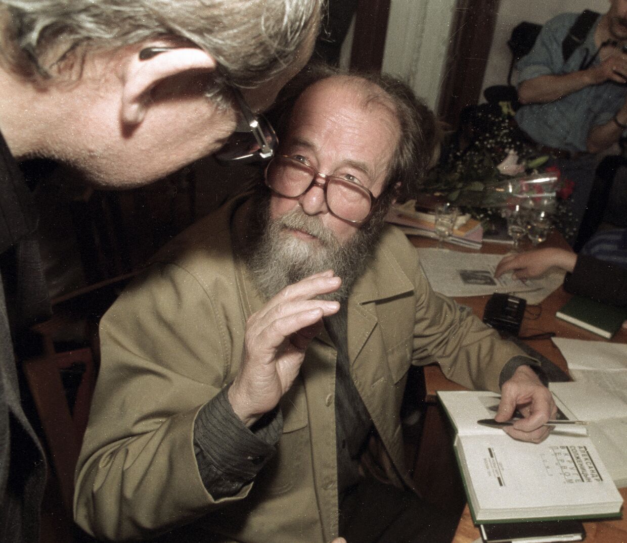 Писатель А. Солженицын отвечает на вопросы слушателей