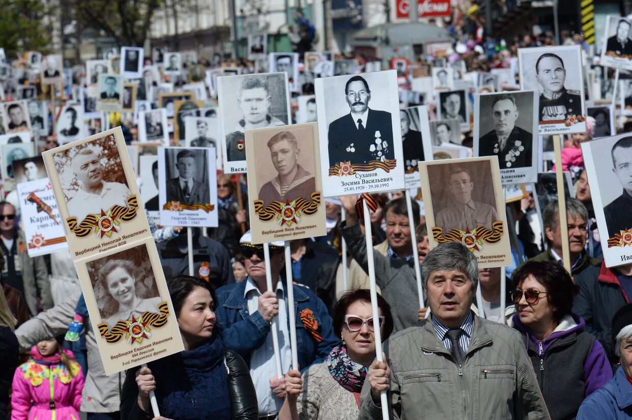 Участники марша «Бессмертный полк» во Владивостоке
