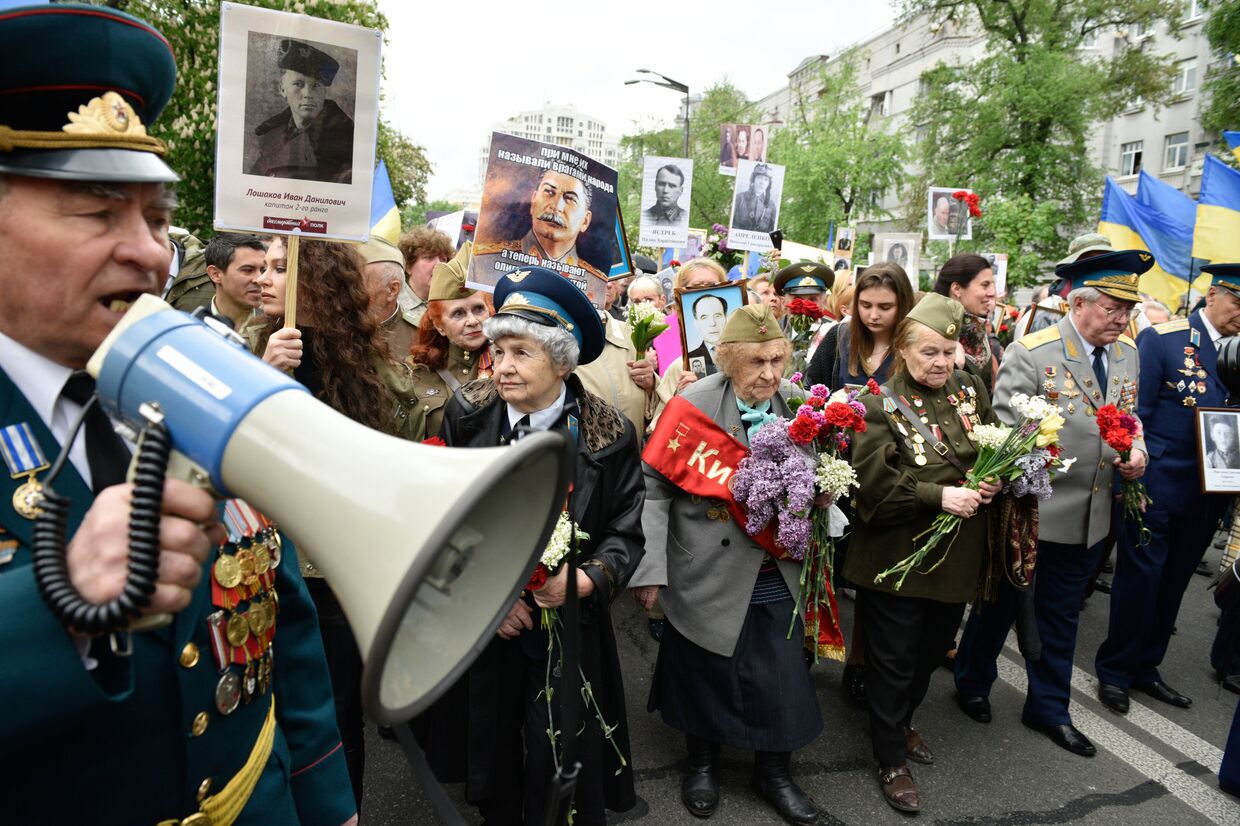 Участники и ветераны ВОВ на акции «Бессмертный полк» в Киеве