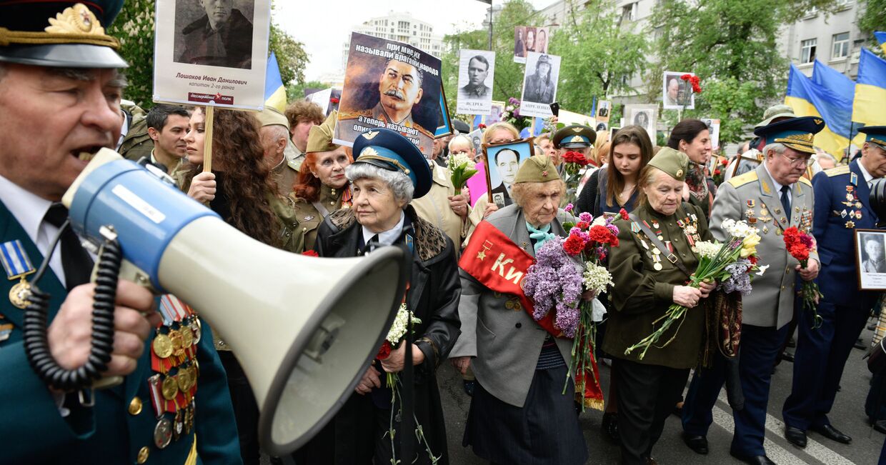 Участники и ветераны ВОВ на акции «Бессмертный полк» в Киеве
