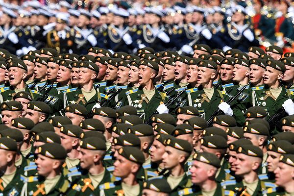 Российские военнослужащие маршируют по Красной площади