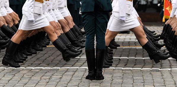 Российские женщины-военнослужащие идут в строю по Красной площади во время Парада Победы
