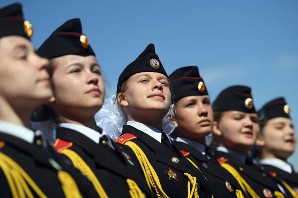 Российские военные кадеты на параде в Мемориальном парке на Поклонной горе