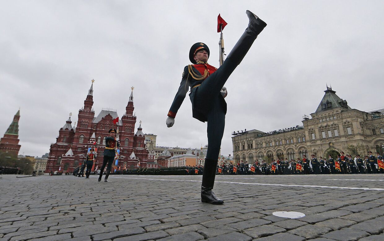 Российские линейные маршируют по Красной площади в Москве