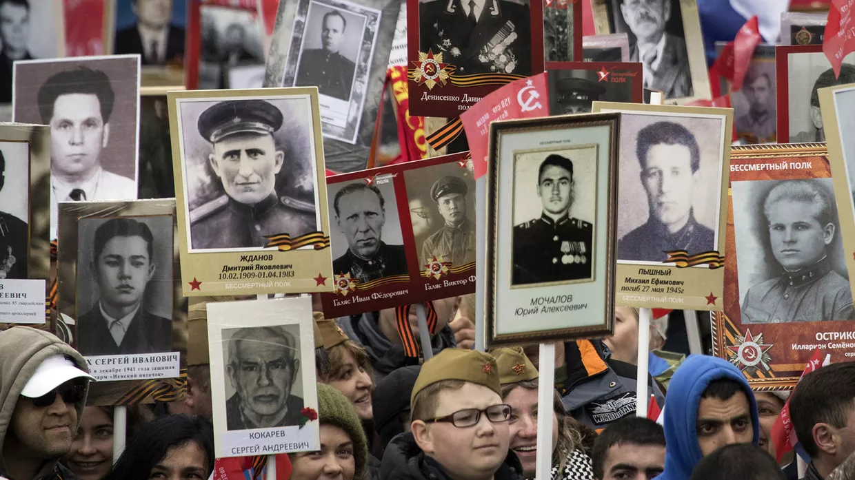 Шествие «Бессмертного полка» по Тверской улице в Москве