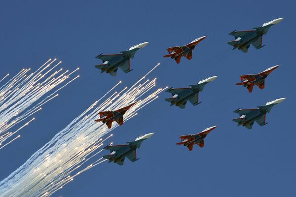 Смешанная пилотажная группа в составе «Стрижей» на МиГ-29 и «Русских витязей» на Су-30