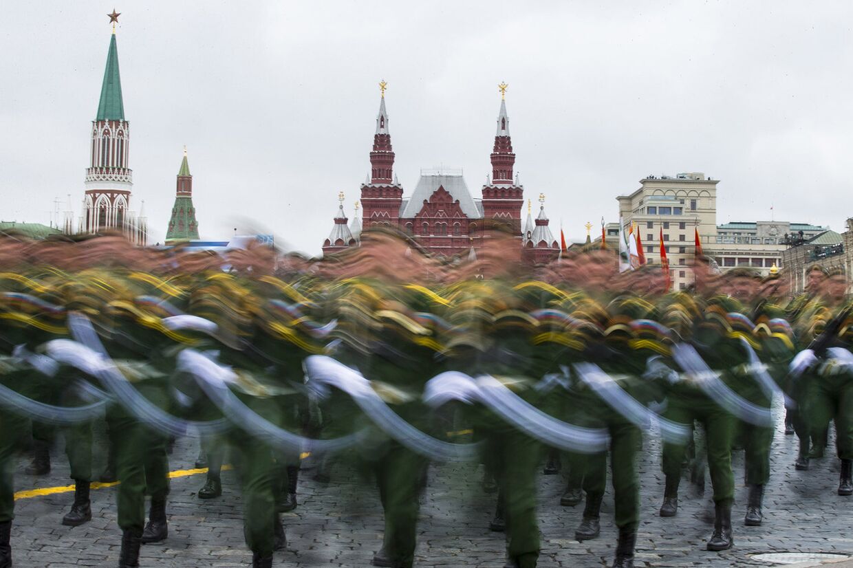Российские солдаты маршируют по Красной площади во время парада в День Победы