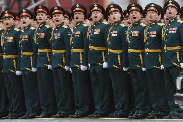 Российские офицеры по Красной площади