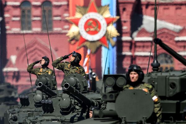 Российские военнослужащие на боевой технике во время репетиции Парада Победы