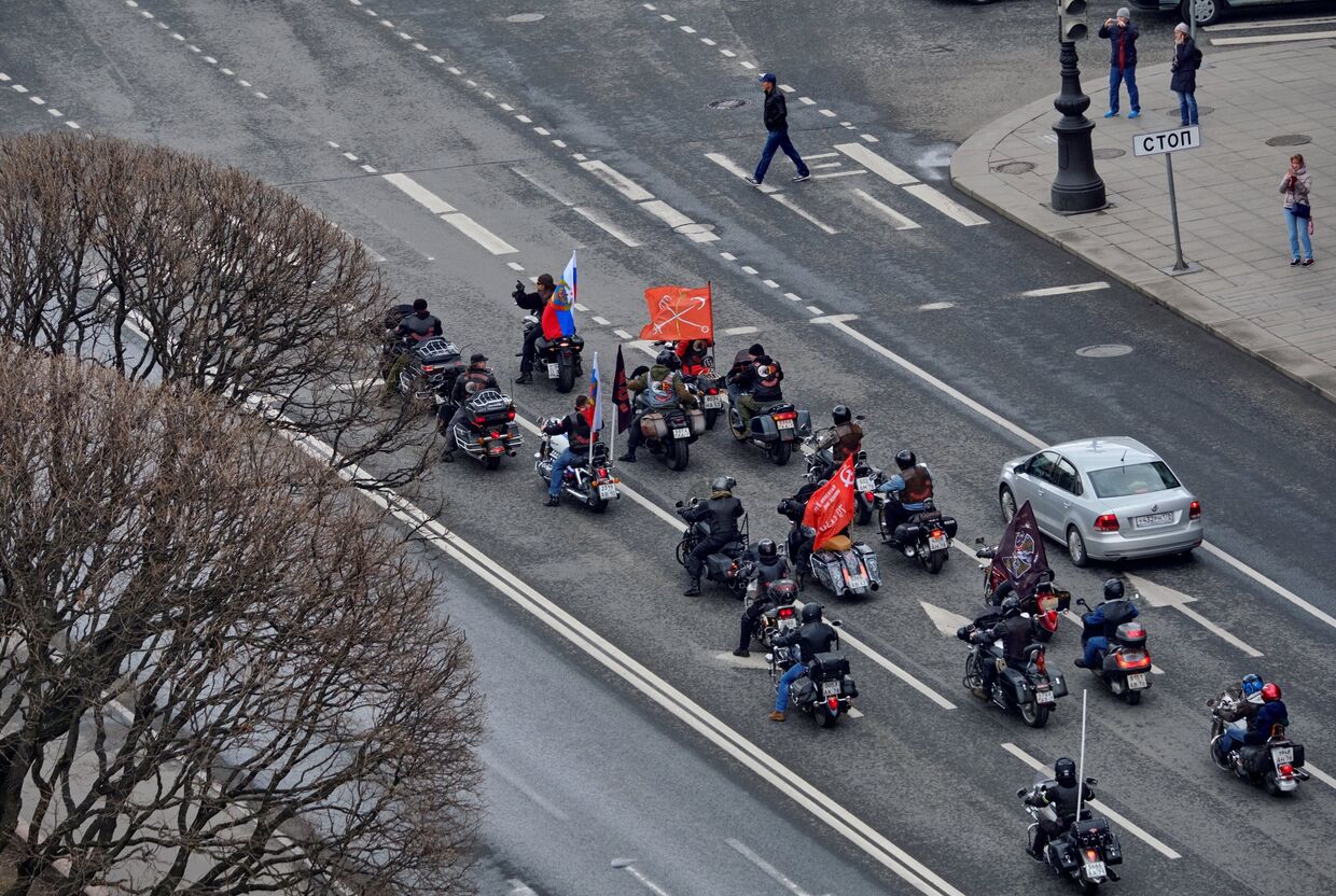 «Ночные волки» освятили мотоциклы возле Исаакиевского собора в Санкт-Петербурге