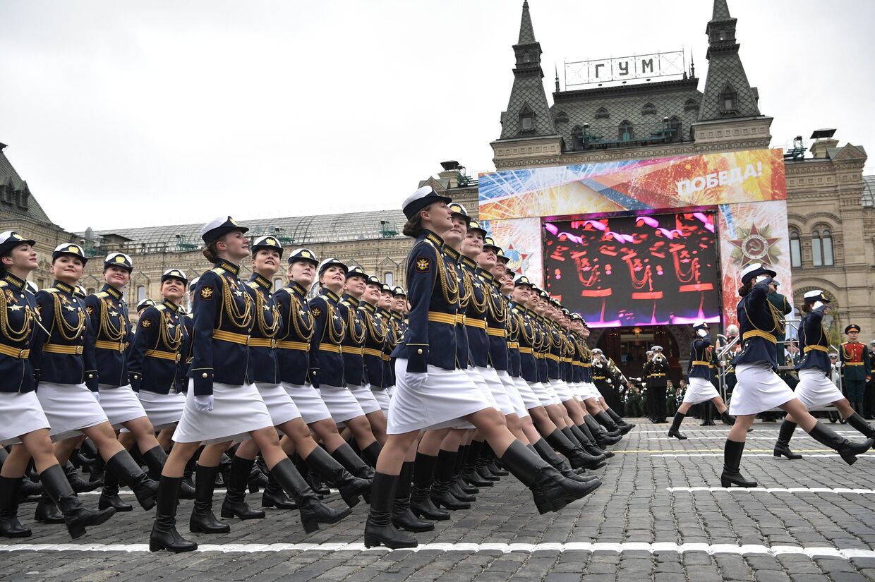 Военнослужащие во время военного парада в Москве. 9 мая 2017