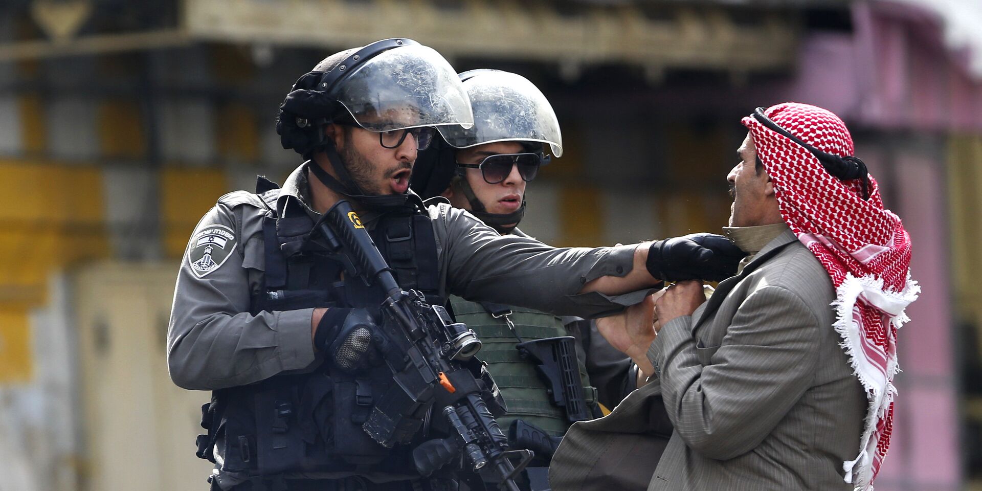 Сотрудники полиции Израиля во время столкновений с палестинцами в Хевроне - ИноСМИ, 1920, 01.01.2023