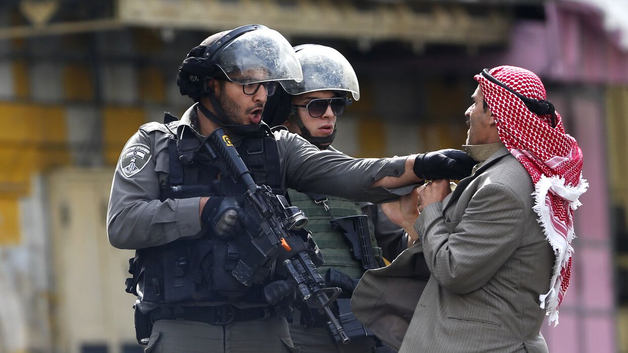 Сотрудники полиции Израиля во время столкновений с палестинцами в Хевроне