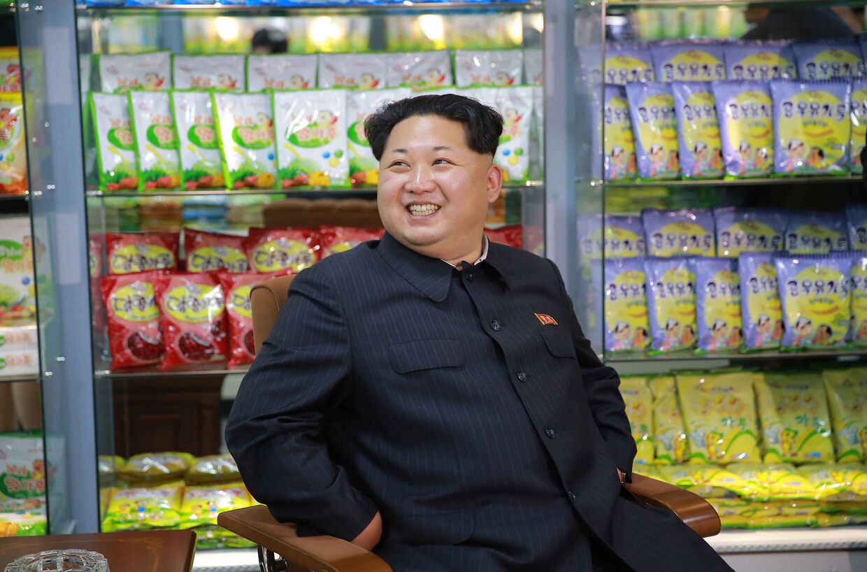 Северокорейский лидер Ким Чен Ын на фабрике товаров для детей