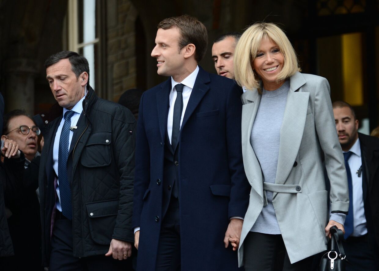 Эммануэль Макрон со своей супругой Брижит во время первого тура президентских выборов во Франции