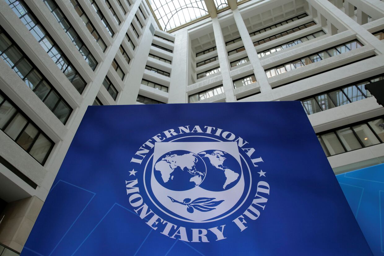 Эмблема Международного валютного фонда в Вашингтоне,
