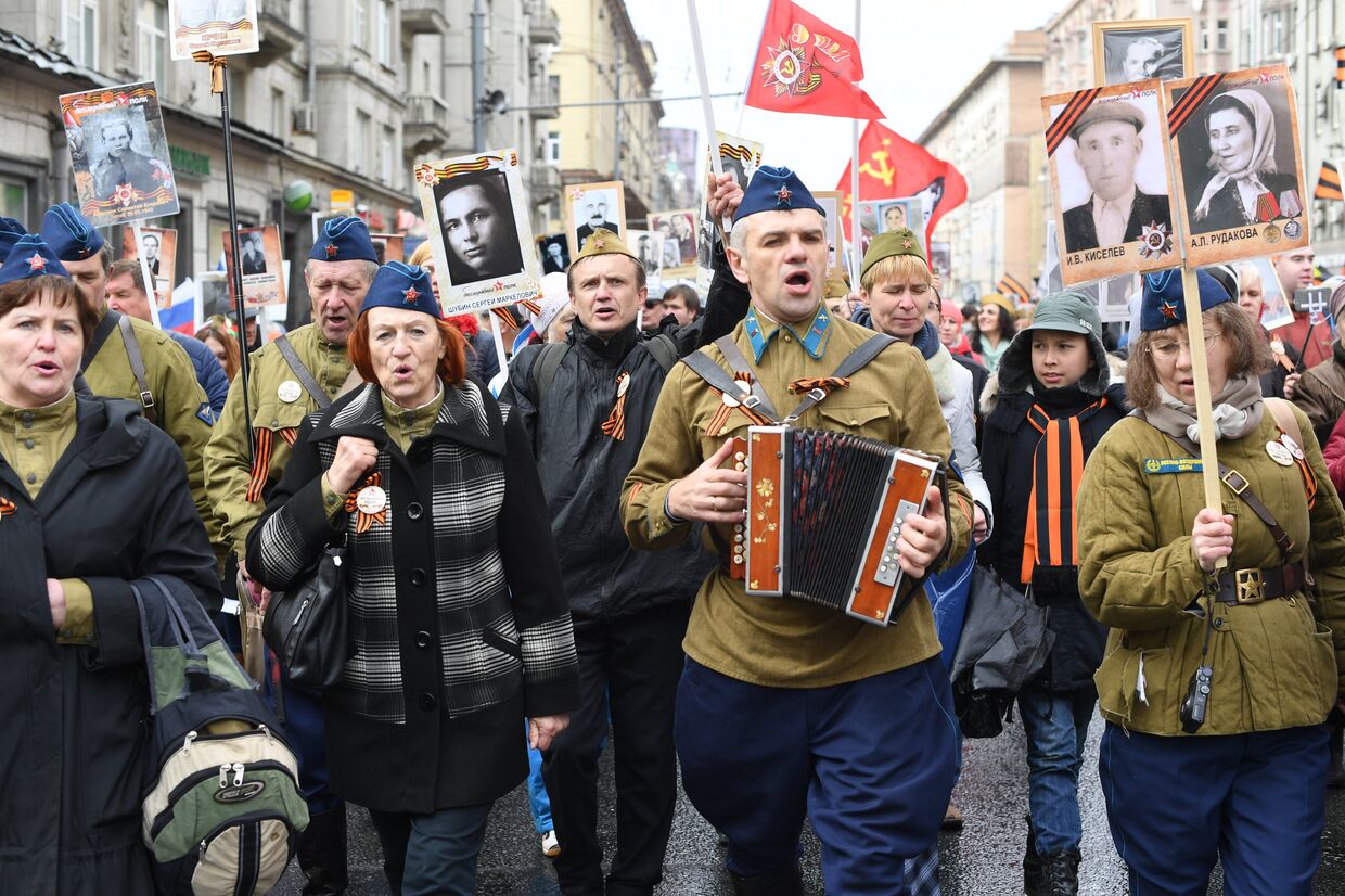 Участники акции Бессмертный полк в Москве