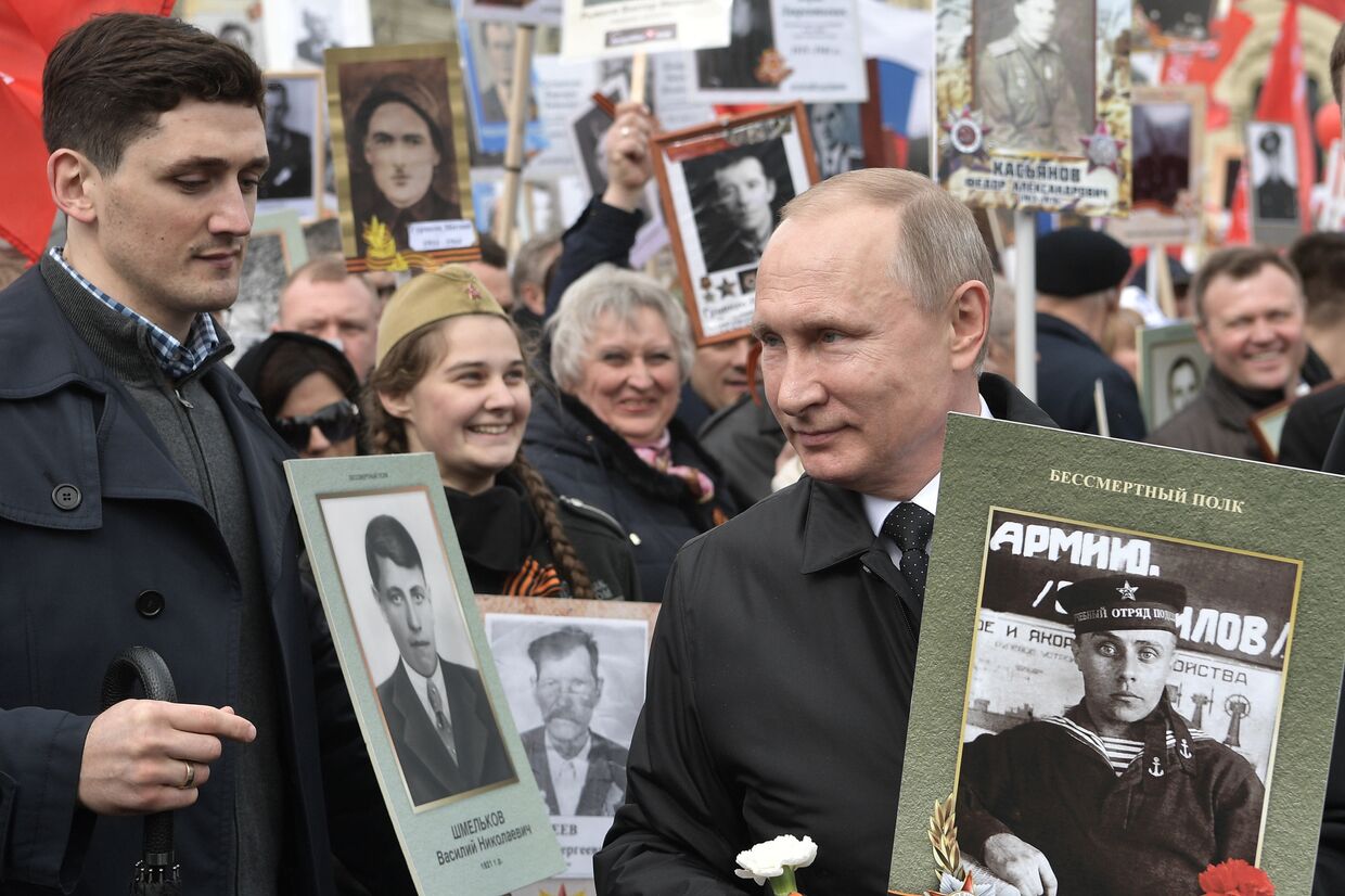 Президент РФ Владимир Путин с портретом своего отца-фронтовика Владимира Спиридоновича